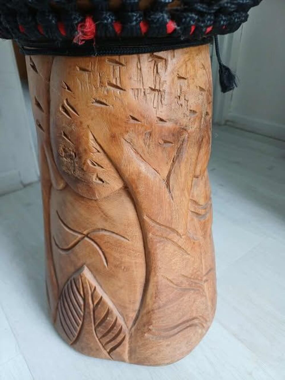 Magnifique Djemb&eacute; africain en bois sculpt&eacute; Instruments de musique