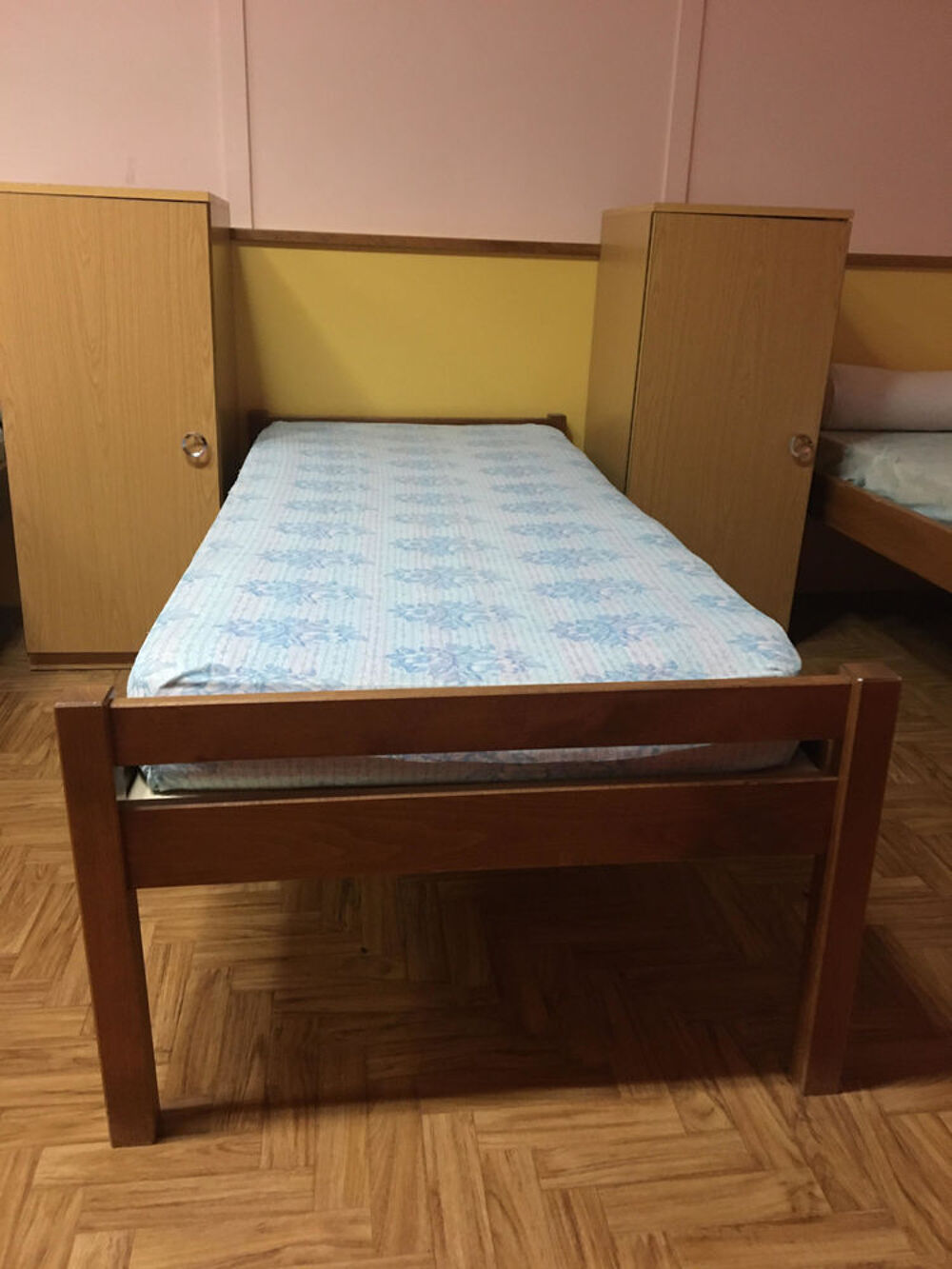 20 lits avec matelas en bon &eacute;tat. Meubles