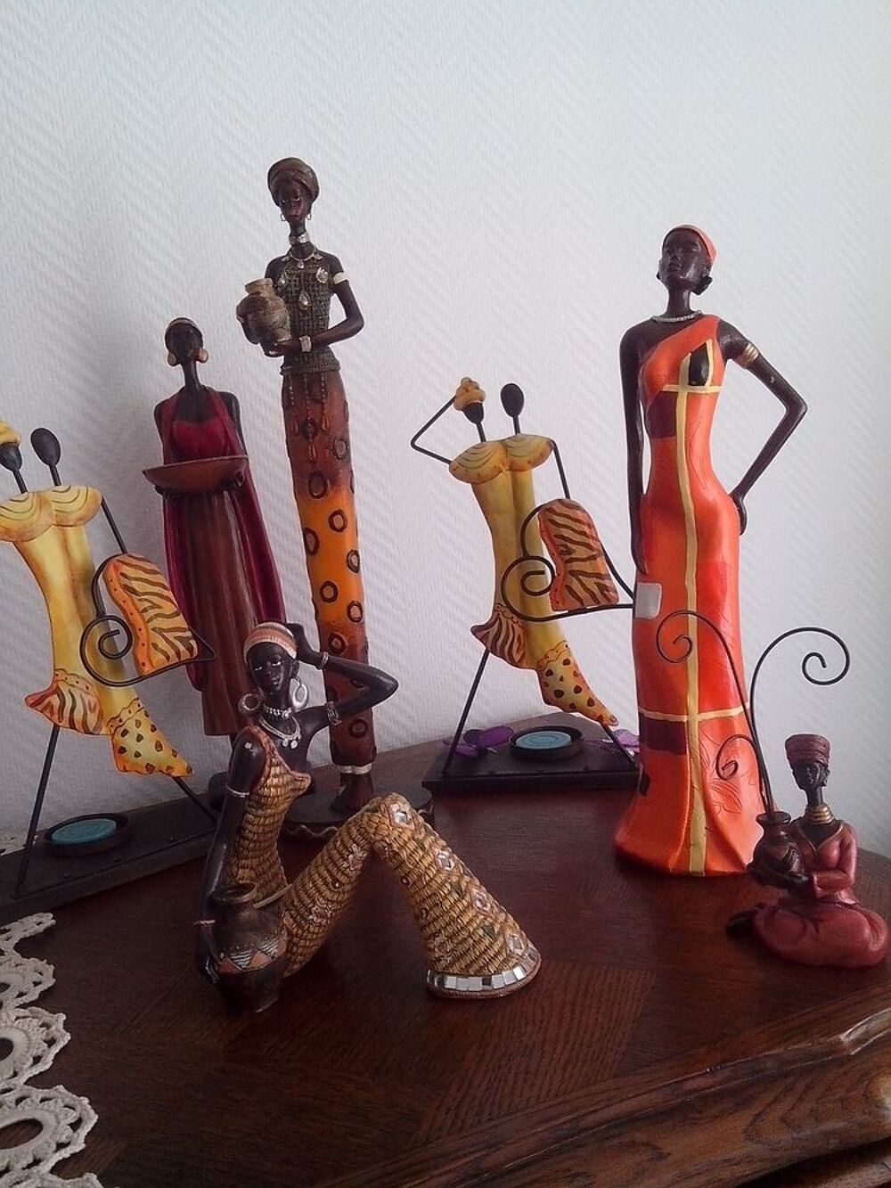 STATUETTES en r&eacute;sine. Décoration