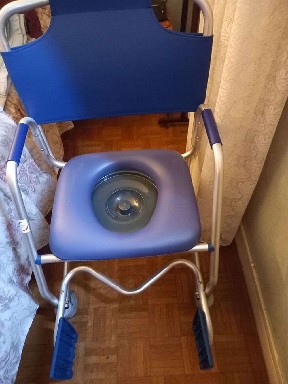 chaise de douche et d'aisance roulante Meubles