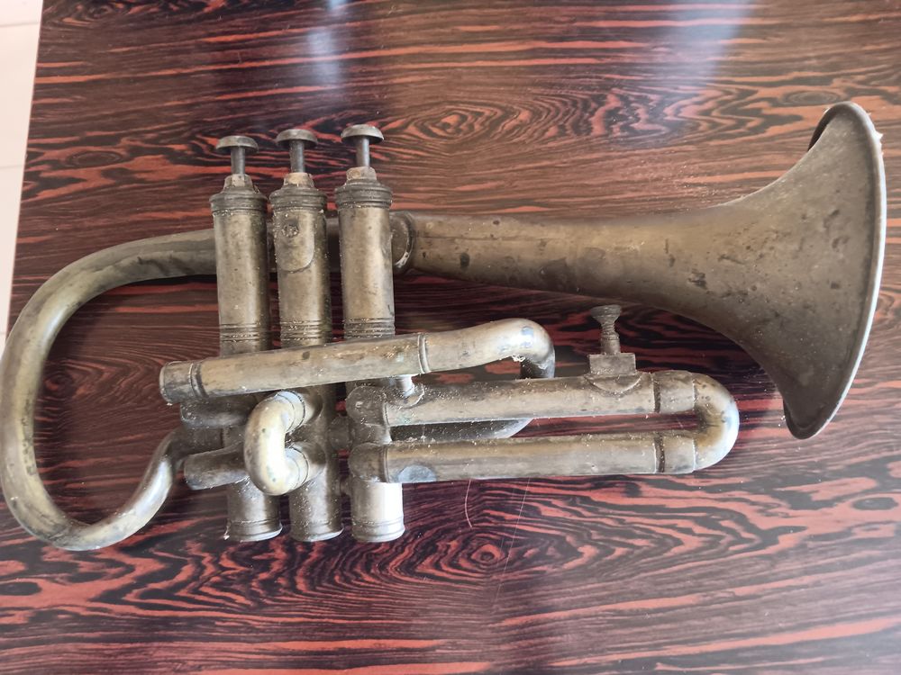 Trompette ancienne a restaurer. Instruments de musique
