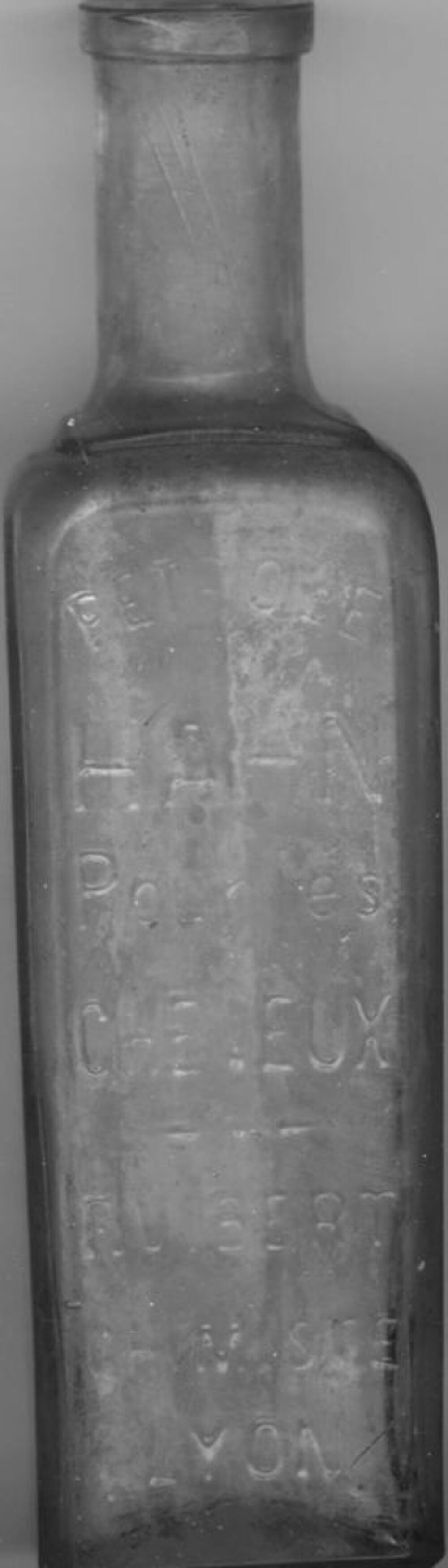 Ancien flacon en verre de P&eacute;trole Hahn 