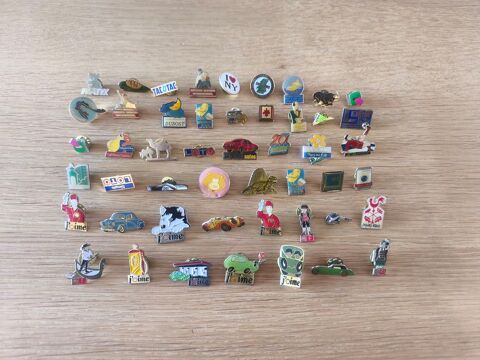 Lot de 49 pin's de tout univers + support Vincennes (94)
