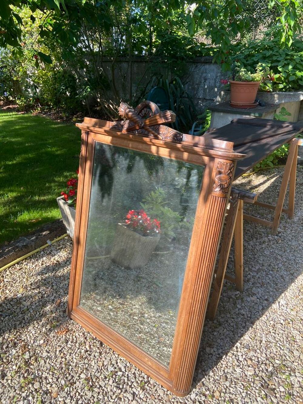 Miroir en bois sculpte glace au mercure en bon &eacute;tat Décoration