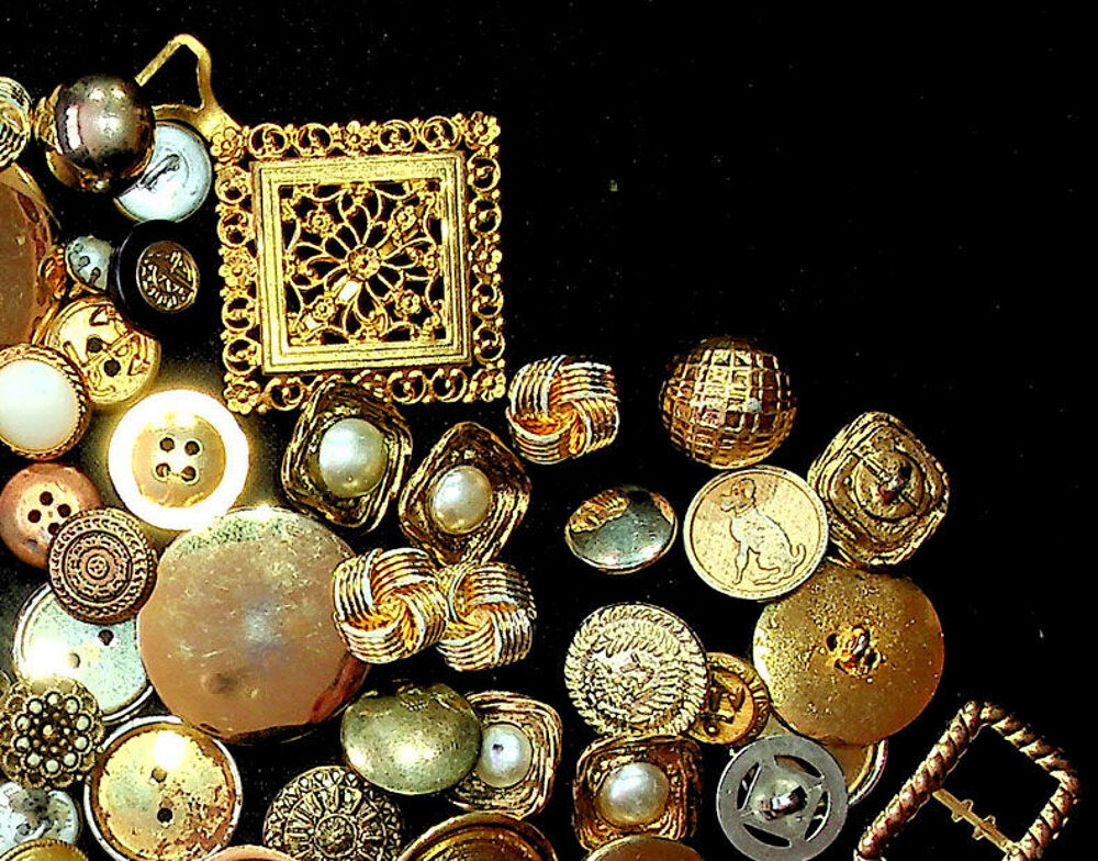 LOT DE 125 BOUTONS DORES ou proche de ce style, Vintage &agrave; un 