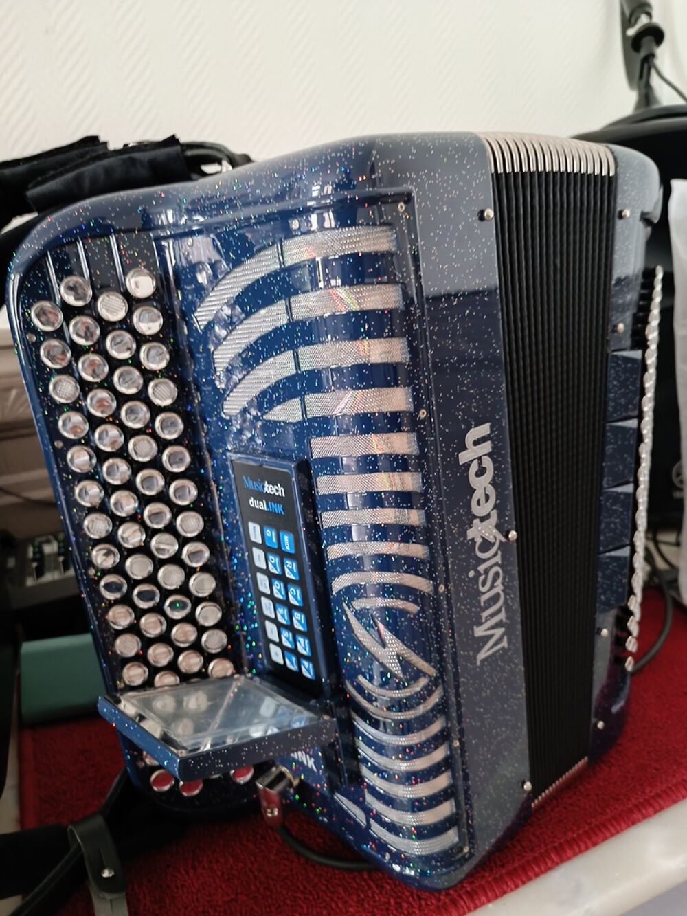 Accord&eacute;on bouton bleu paillet&eacute; MusicTech Instruments de musique
