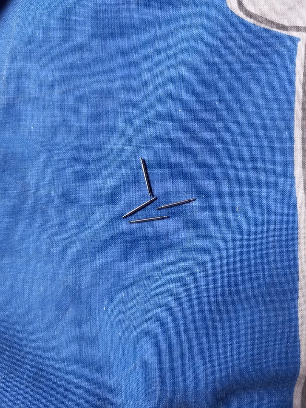 Lot 4 anses pompes pour fixation bracelets de montre 13 mm
Bijoux et montres