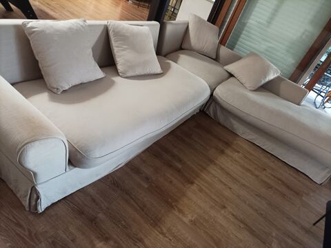 Canap d'angle et fauteuil club en cuir. Le tout  500 euros 450 La Runion (97)