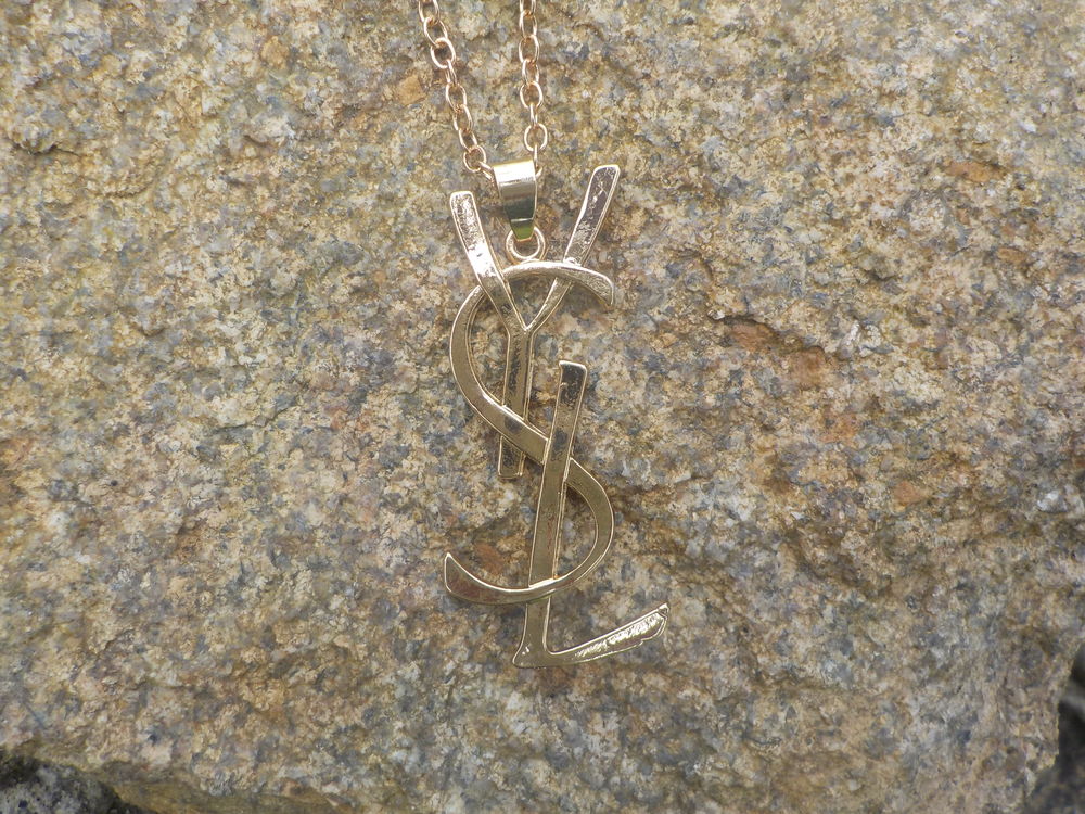 COLLIER FINE CHAINETTE DOREE AVEC LETTRES YSL Bijoux et montres