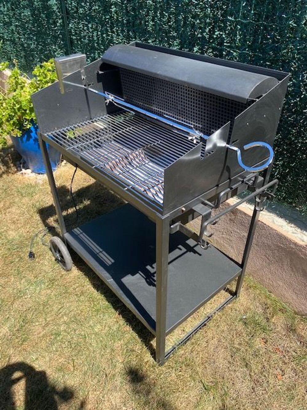 Barbecue charbon de bois tr&egrave;s peu utilis&eacute; Jardin