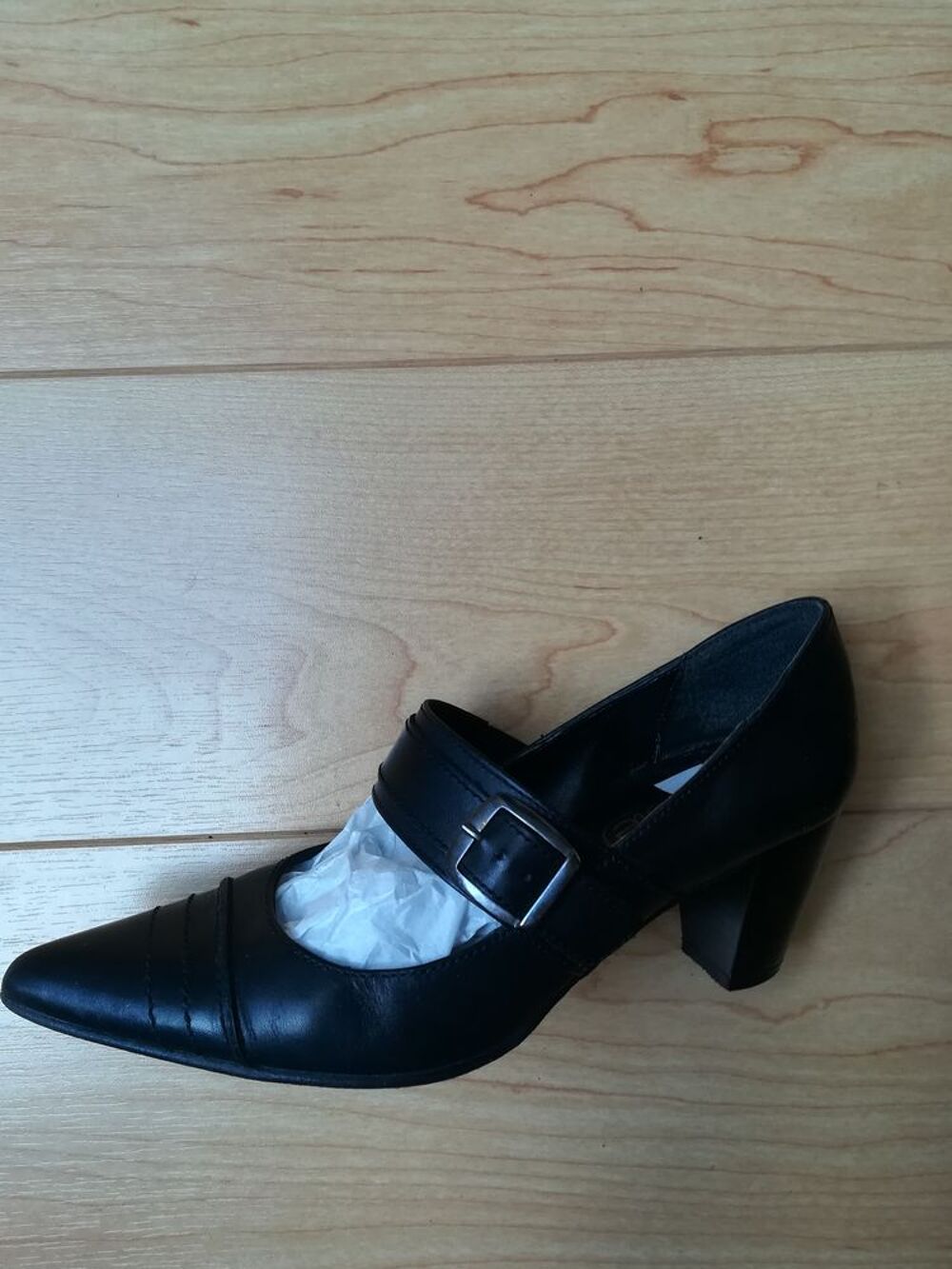CHAUSSURES FEMME avec bride / COLORIS NOIR / PT 36 
Chaussures