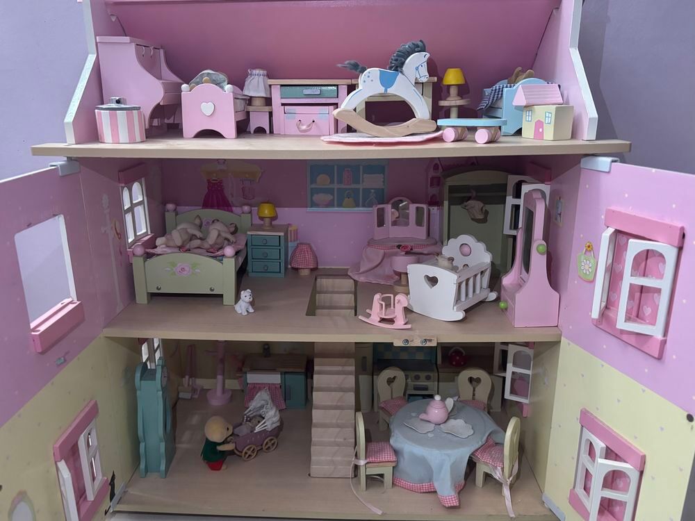 Maison de poup&eacute;es en bois meubl&eacute;e Jeux / jouets