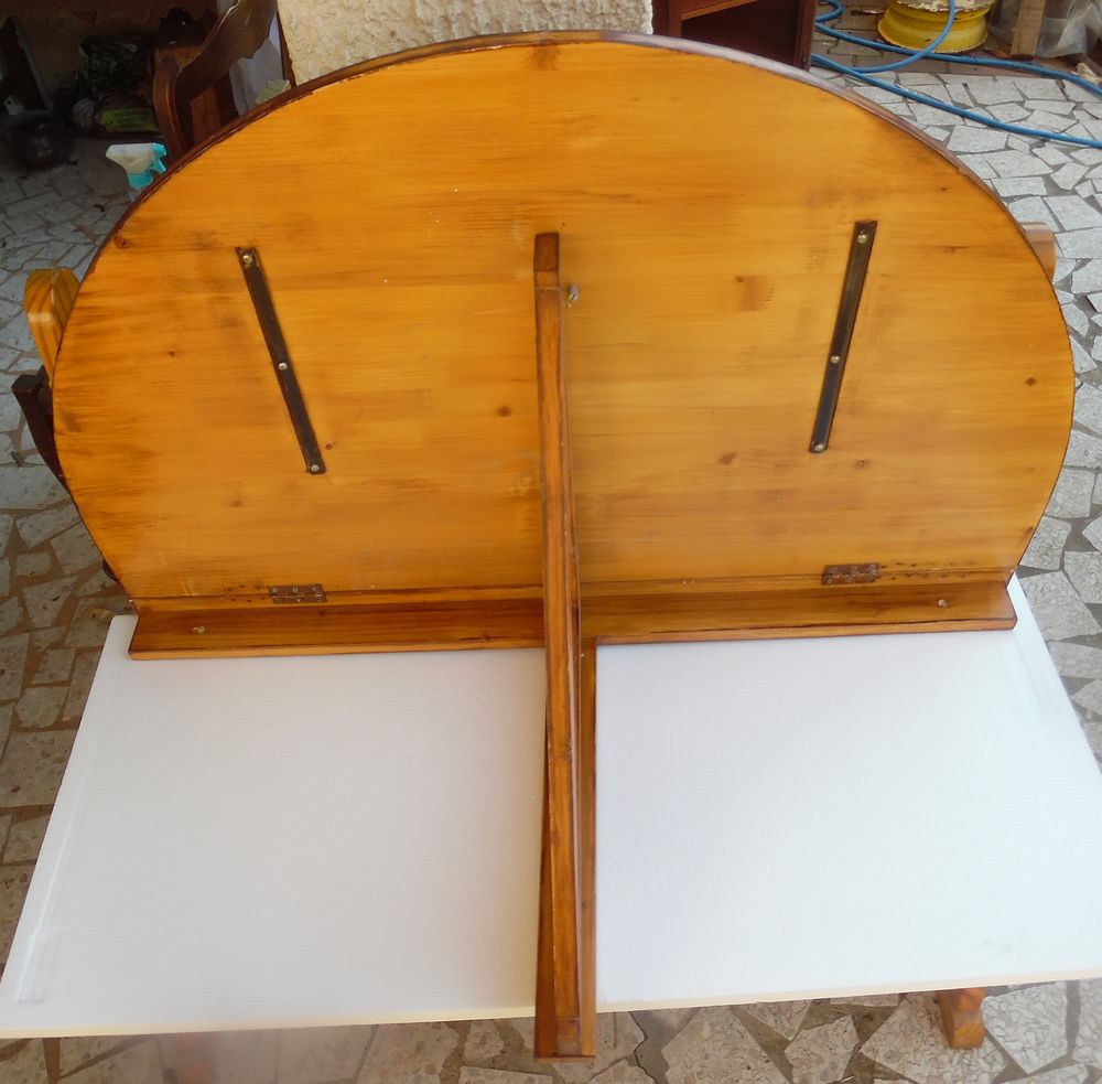 1/2 table rabattable, &agrave; fixer au mur, 1 M, en tr&egrave;s bon &eacute;tat
Meubles