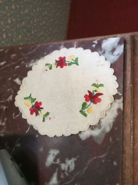 Petit napperon brod� 1 Millencourt-en-Ponthieu (80)