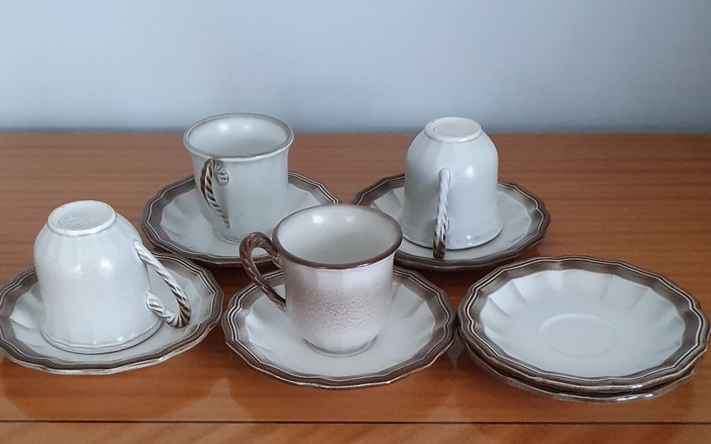 Tasses &agrave; caf&eacute; en faience gise/marron- Salin-les-bains Décoration