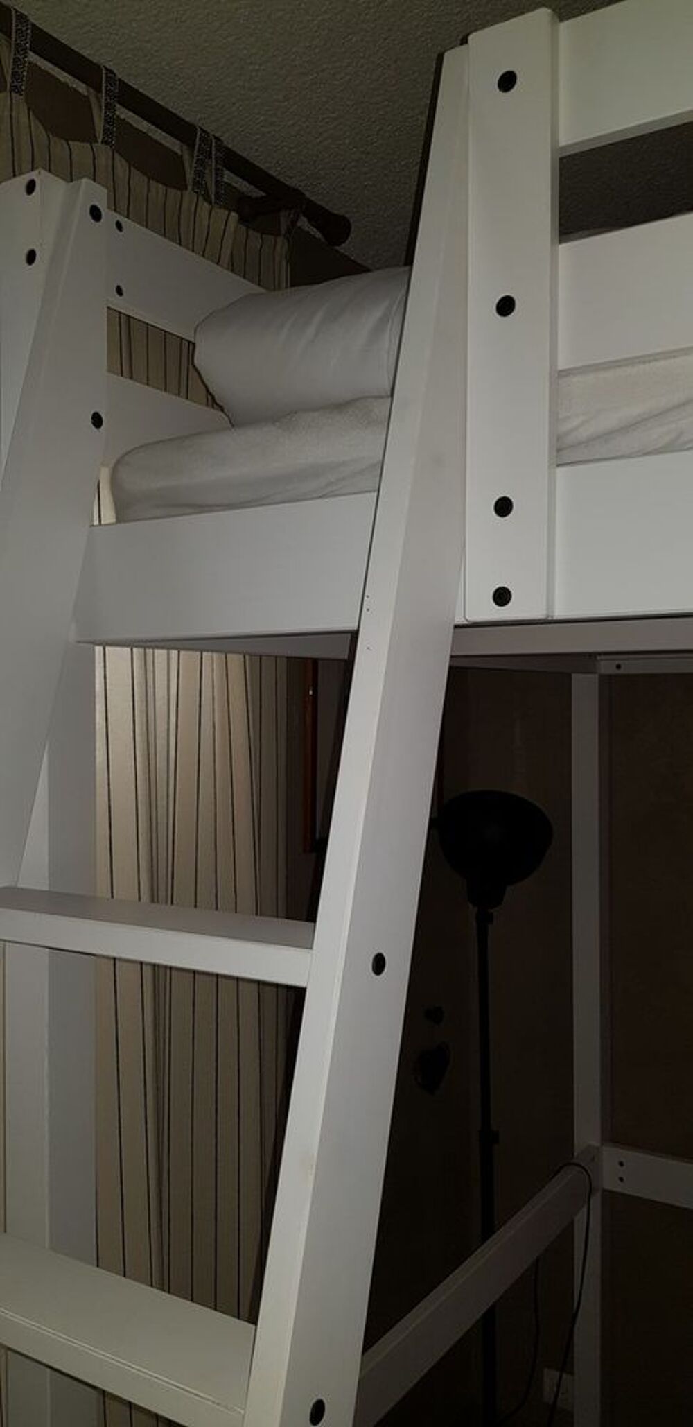 lit superpos&eacute;s: a l'&eacute;tage un lit double en bas banquette lit Meubles