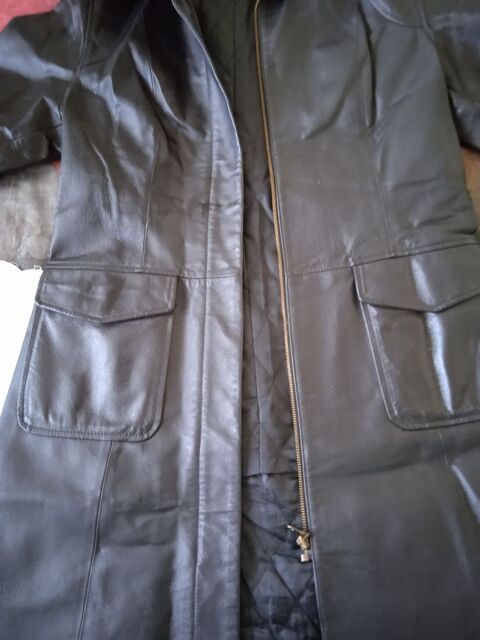 Manteau en cuir avec doublure.  Vendu 40  40 Riscle (32)