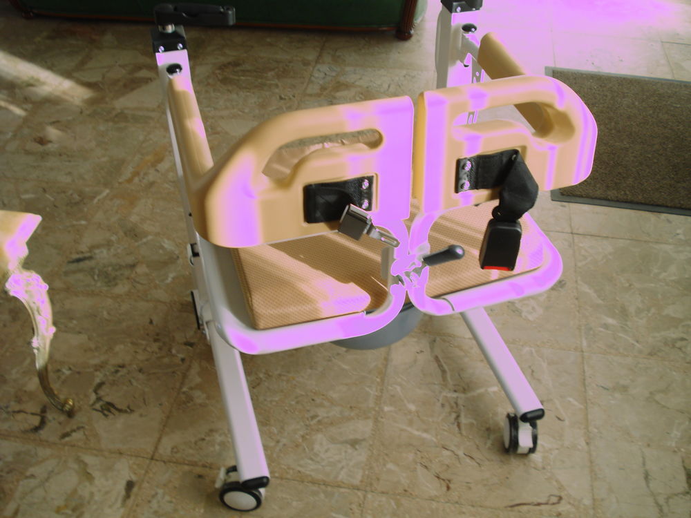 Fauteuil roulant chaise perc&eacute;e r&eacute;glable en hauteur ......... Meubles