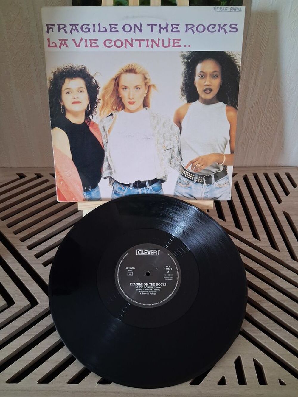 RARE MAXI SINGLE Fragile On The Rocks ?
La Vie Continue
CD et vinyles