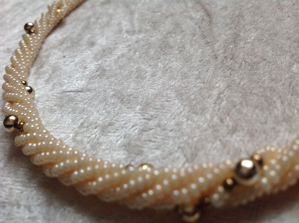 COLLIER TORSAD&Eacute; PERLES BLANCHES &amp; M&Eacute;TAL DOR&Eacute; Envoi Possible
Bijoux et montres
