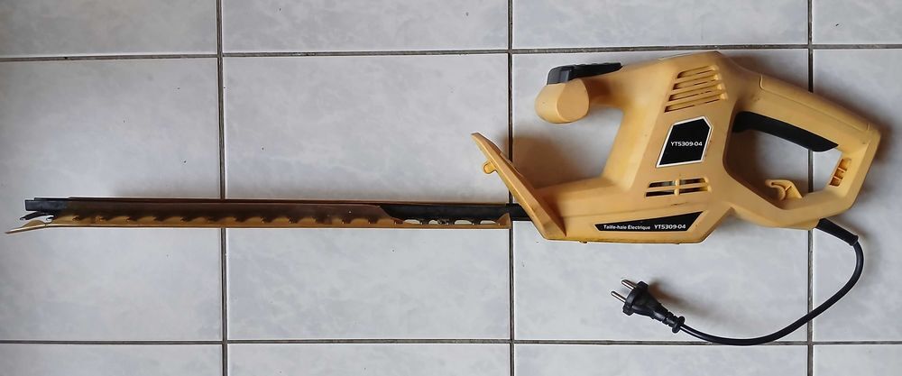 Taille haies &eacute;lectrique. Jardin
