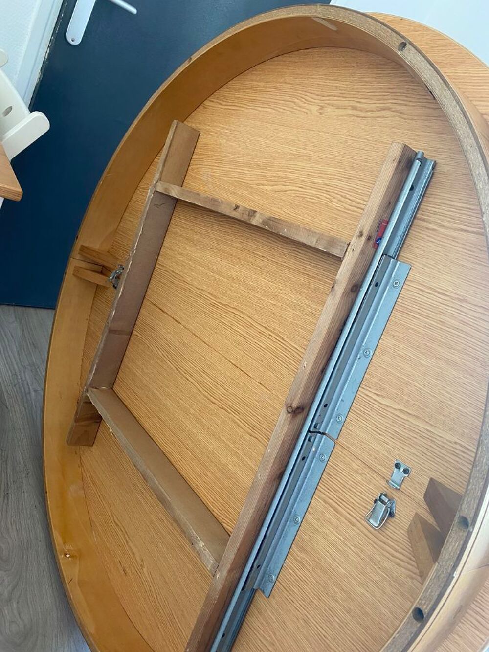 Table ronde en bois massif Meubles