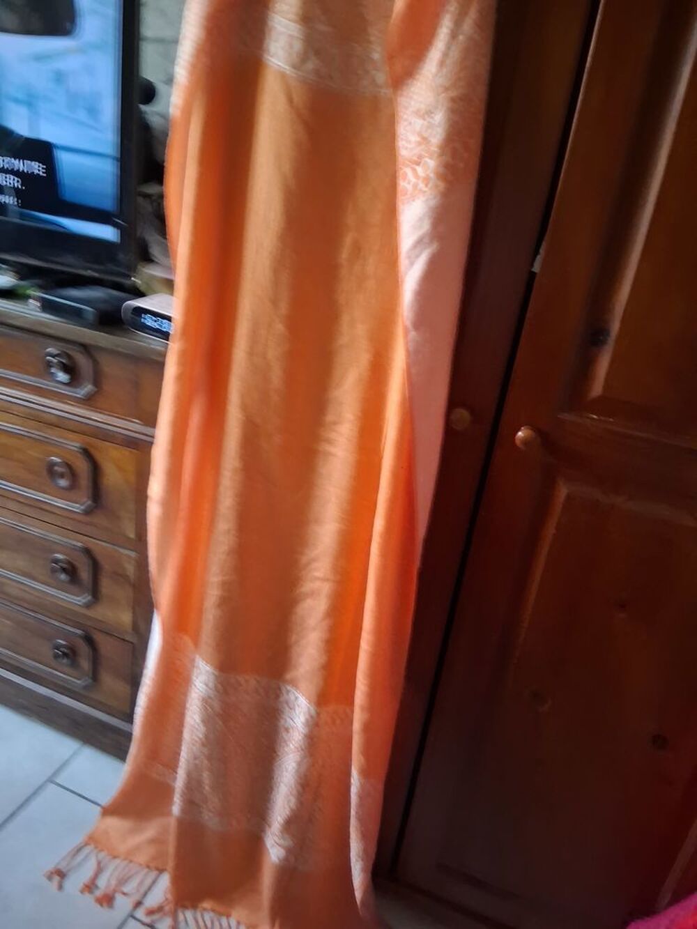 GRANDE &Eacute;CHARPE ORANGE NEUVE (CADEAU OFFERT.) Vêtements