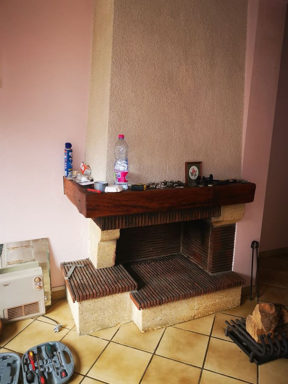 chemin&eacute;e feu de bois d&eacute;mont&eacute;e avec accessoires Décoration
