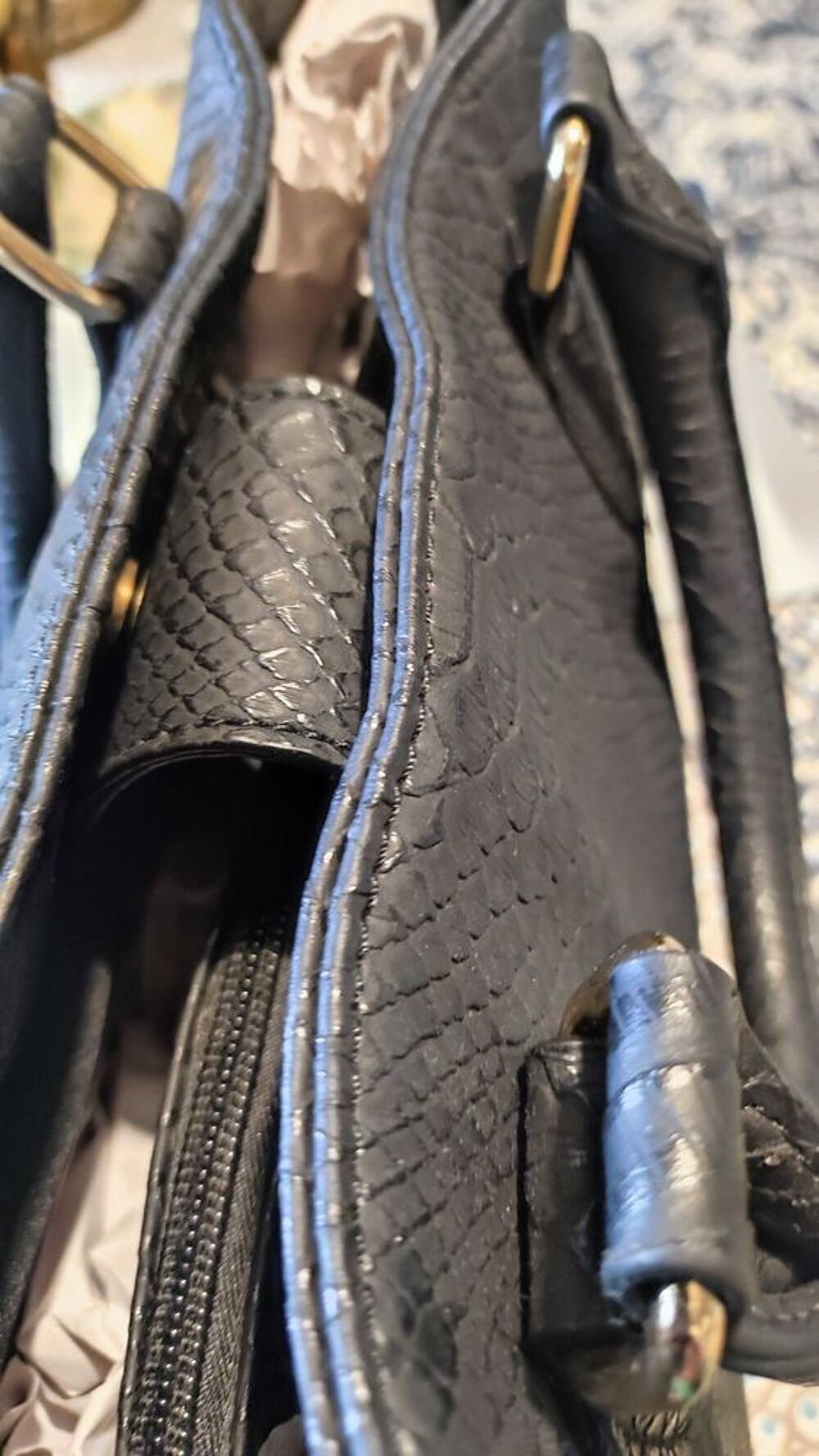 Superbe sac cuir vegan fa&ccedil;on reptile. breloque en fausse fourrure. BCBG. plusieurs compartiments int&eacute;rieur Maroquinerie