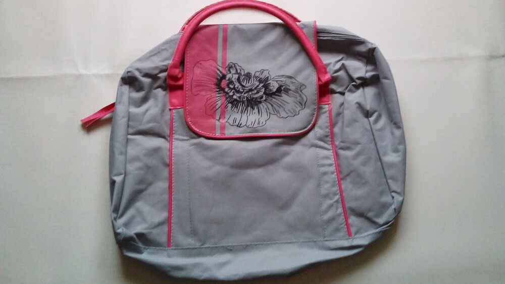 un lot de 6 sacs de sorties ou voyages neufs . Maroquinerie
