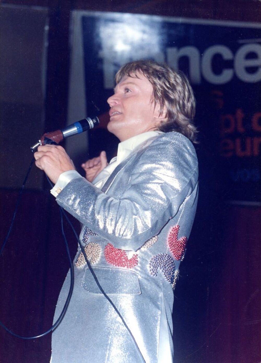 Photo de Claude FRANCOIS en costume &agrave; paillettes sur sc&egrave;ne 