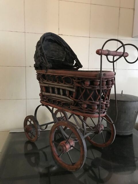 Landau ancien de poupe  hauteur 41 cm 20 Vincennes (94)