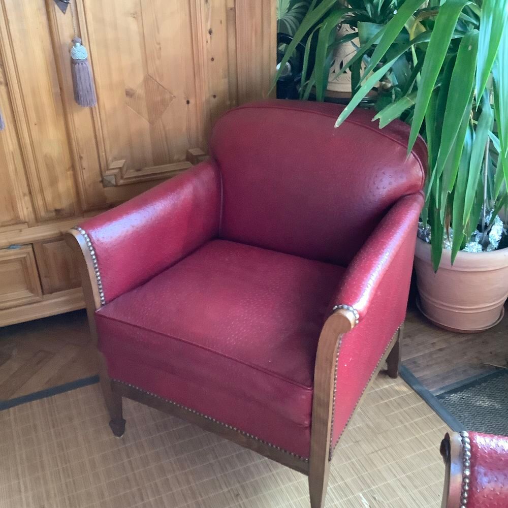 2 Fauteuils cuir rouge . Tr&egrave;s &eacute;l&eacute;gants et confortables. Meubles