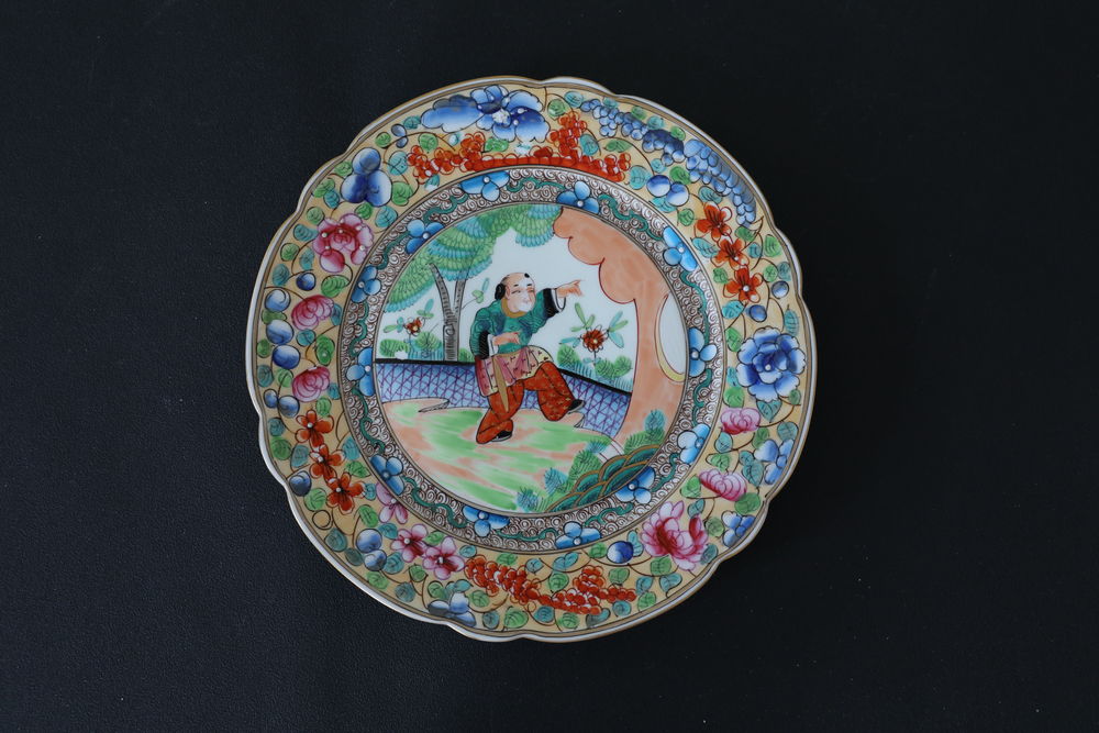 ASSIETTE CHINOISE 1 PERSONNAGE POLYCHROME 
