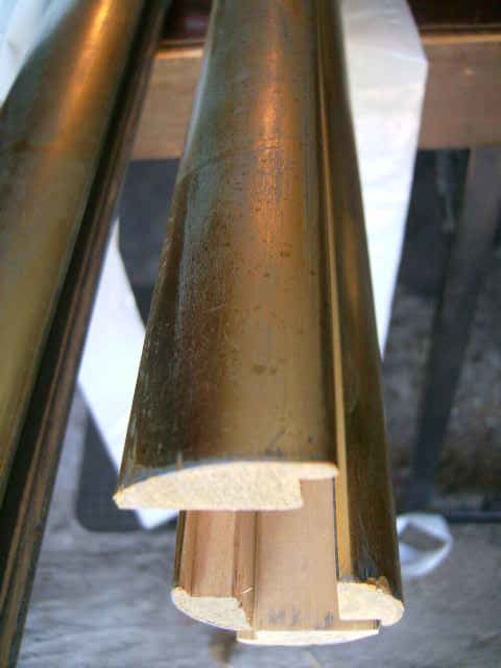 
Lot de 12m de baguettes m&eacute;tallis&eacute; en bois avec reflets vert Décoration