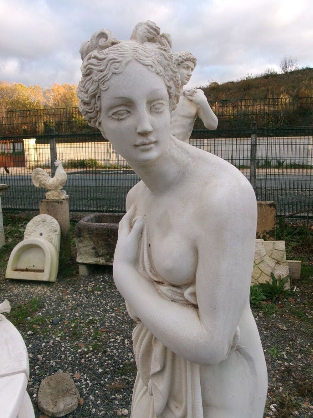 Statue en pierre reconstitu&eacute;e, femme au drap&eacute; Décoration
