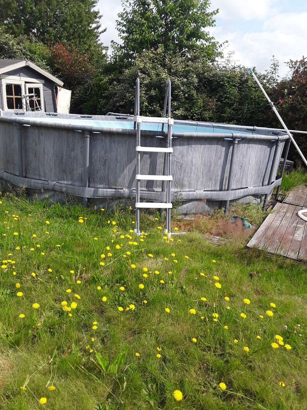 Piscine hors sol ronde avec tout l'&eacute;chelle et bache Jardin