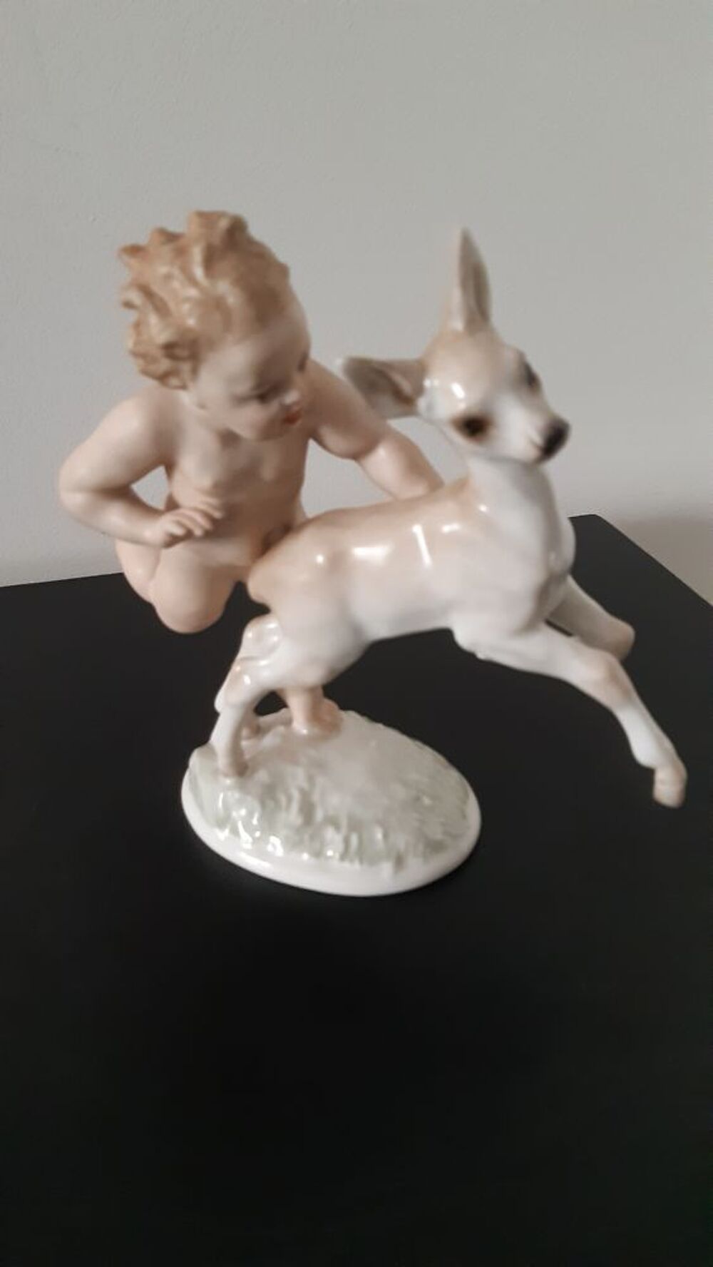 Figurine ch&eacute;rubin sign&eacute;e porcelaine 