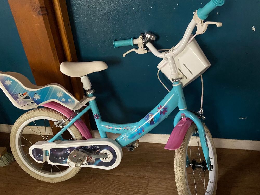 v&eacute;lo avec casque et petites roues. Vélos