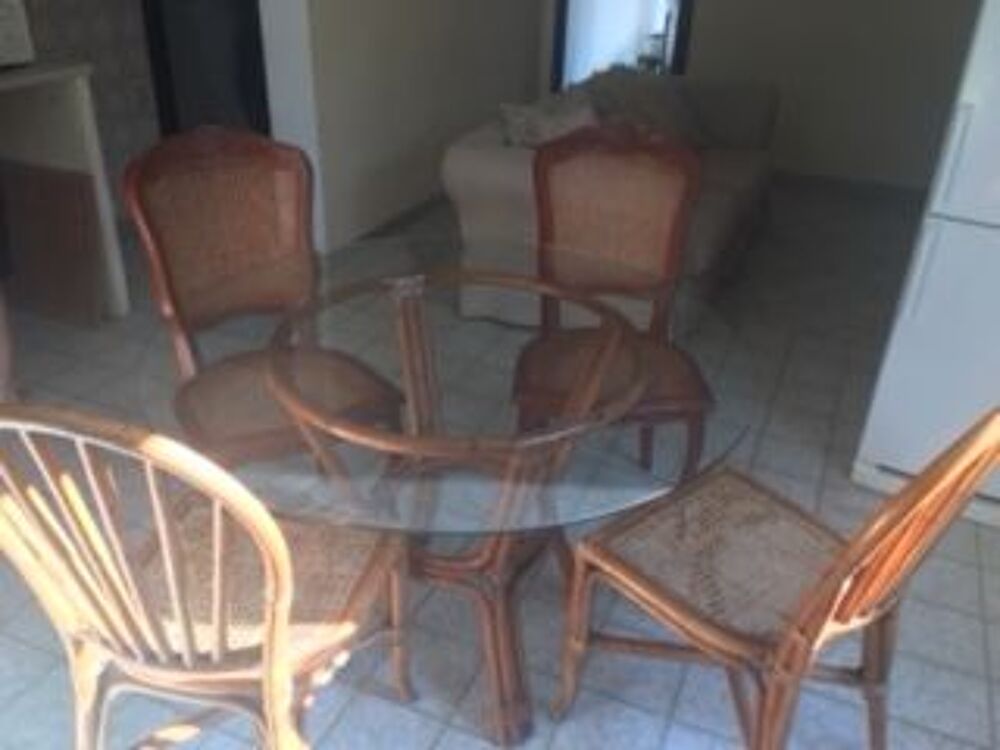Table ronde et chaise en osier Meubles