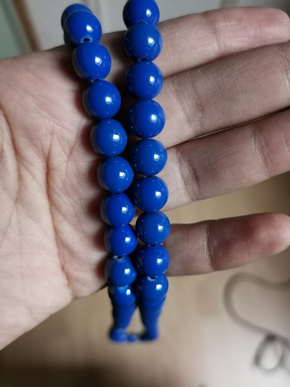 Collier boules bleu sans marque, jamais port&eacute;. Bijoux et montres