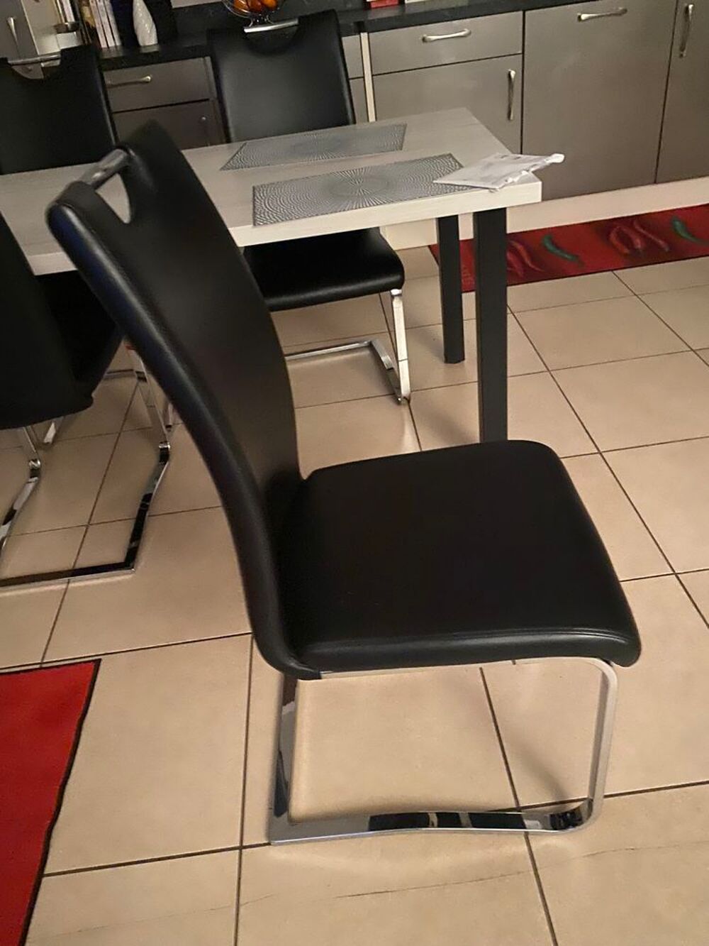 4 jolies chaises Meubles