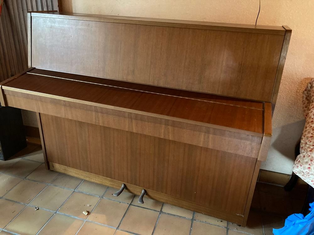 Piano droit de marque "&nbsp;Sauter&nbsp;", 1.000 euros (&agrave; d&eacute;battre) Instruments de musique