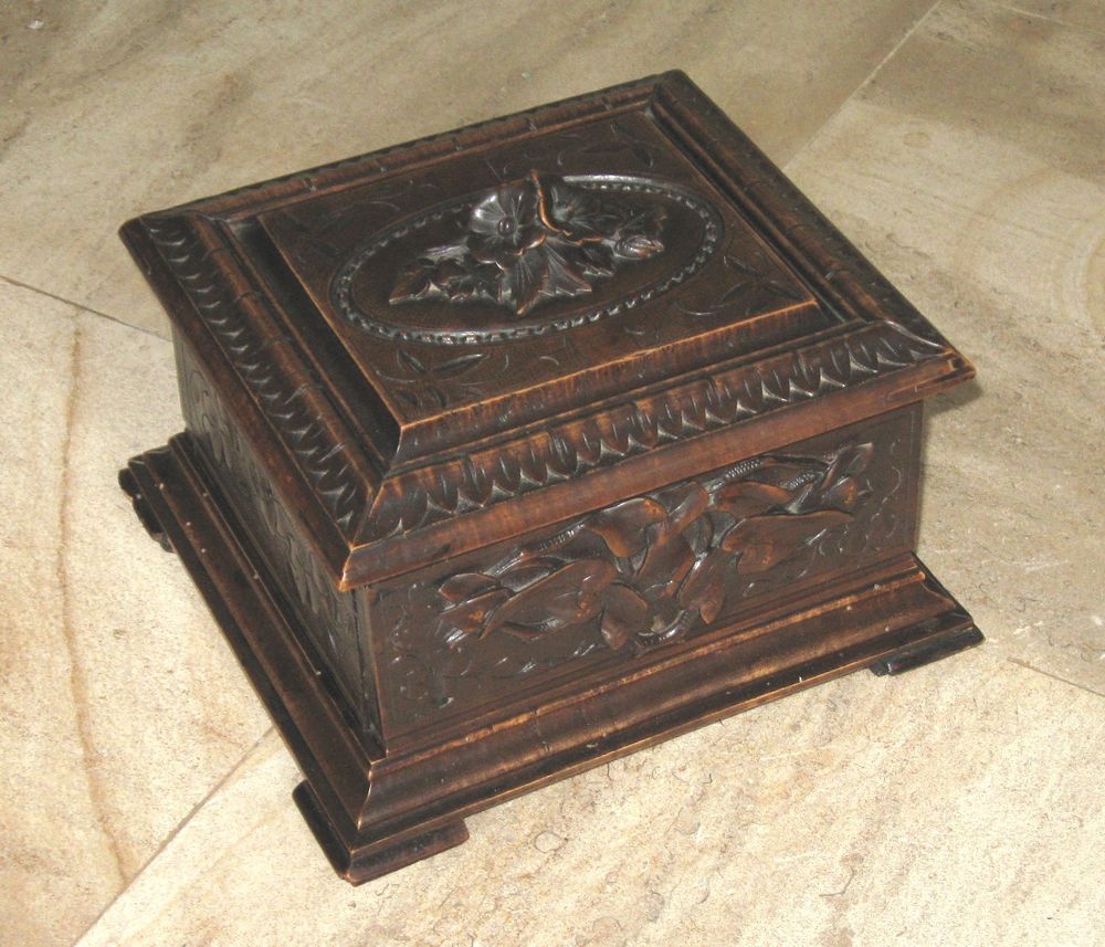 Coffret &agrave; Cigares ancien en bois sculpt&eacute; 