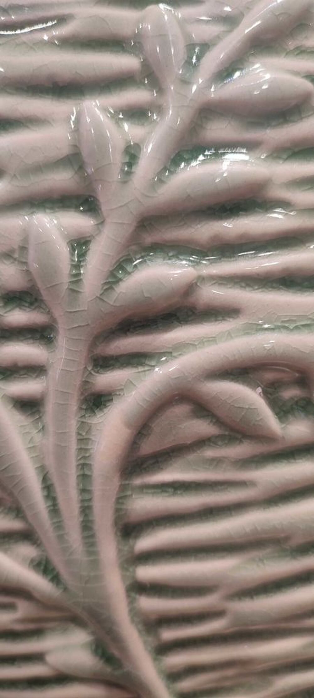 Vase en c&eacute;ramique craquel&eacute;e ann&eacute;es 80-90 d&eacute;cor v&eacute;g&eacute;tal 