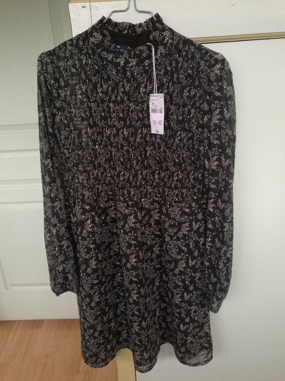 robe fleurie noire et blanche Vêtements