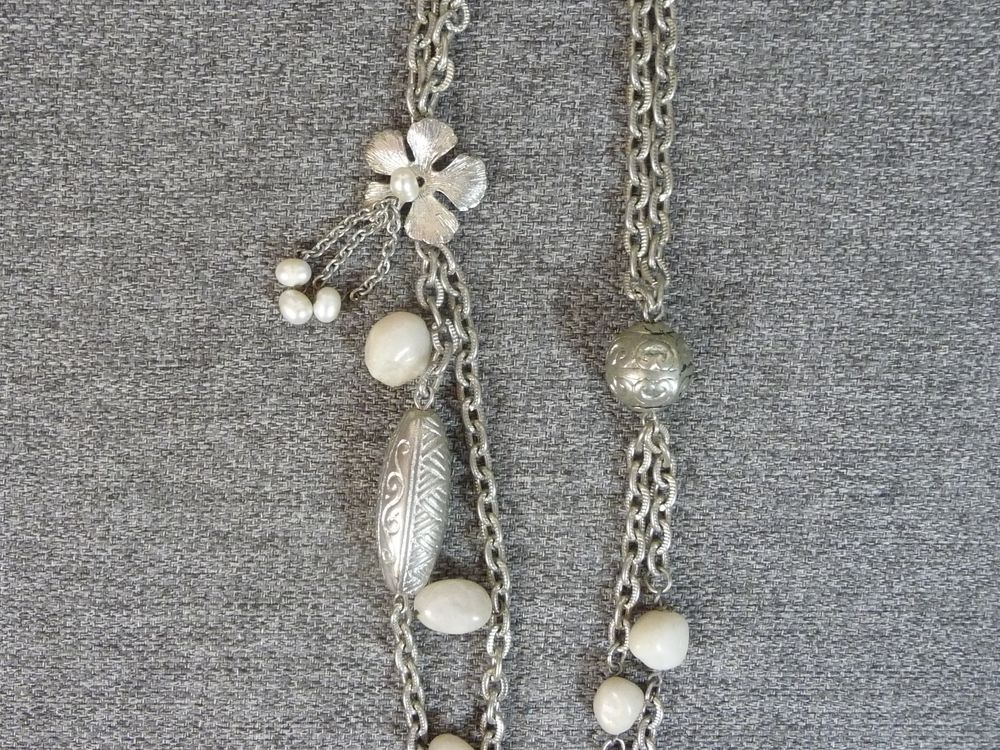Collier/ Sautoir en M&eacute;tal Argent&eacute; et ses Fleurs et Pierres Bijoux et montres