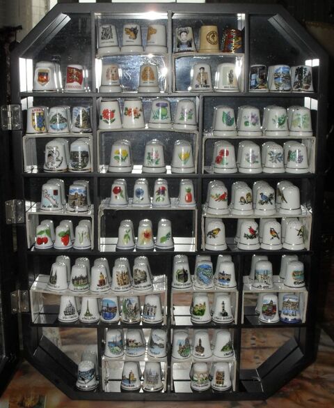 85 d�s � coudre de collection dans une vitrine. 160 Montreuil (93)