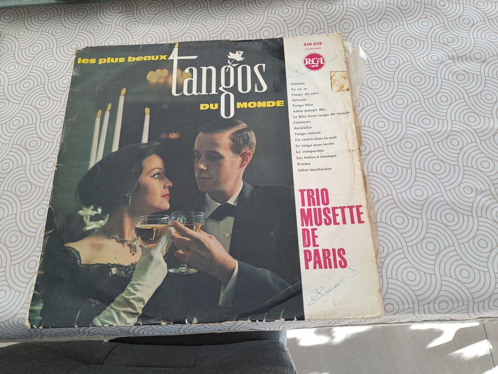 lots d'une centaine de disques des ann&eacute;es 60-70 CD et vinyles