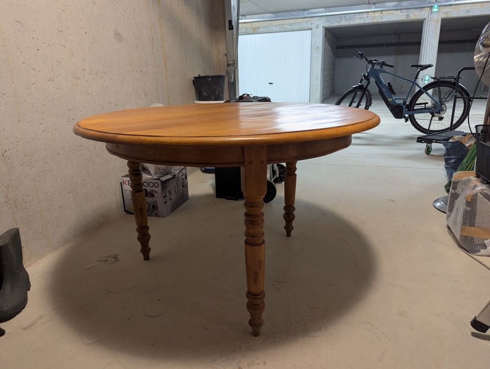 Belle table ronde en ch&ecirc;ne massif , 3 pieds, diam. 120 cm Meubles